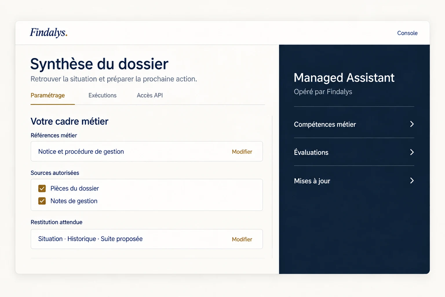 Console : paramétrage de la synthèse avec les références métier, les sources autorisées et la restitution attendue. À droite, le Managed Assistant est opéré par Findalys, qui maintient les compétences métier, les évaluations et les mises à jour.